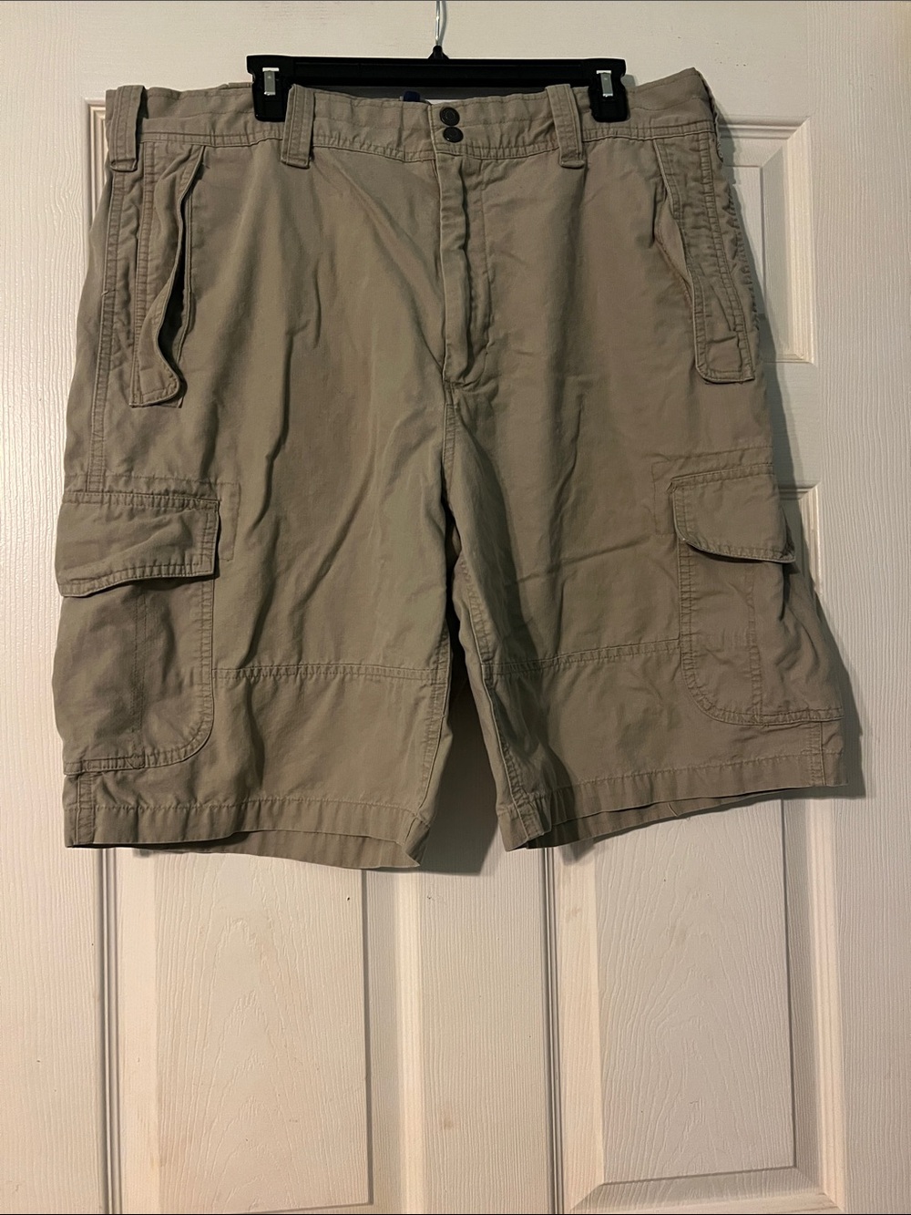 Austin Clothing CO.  Men's Cargo Shorts in Khaki - Classic Casual Style.Size 38